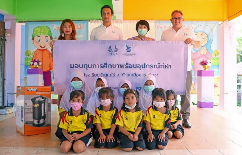 นายอรรถนพ พันธุกำเหนิด (ที่ 2 จากซ้าย) ปร...