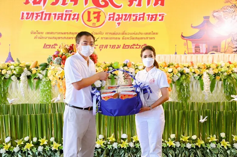 นางสาวณิชรัตน์ ชำนาญกิจ (ขวา) รองผู้อำนวย...