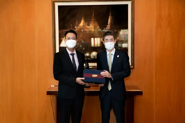 ดร. รักษ์ วรกิจโภคาทร (ซ้าย) กรรมการผู้จั...