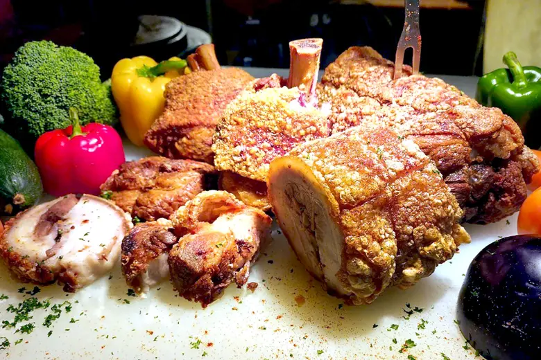 ฉลองอ็อกโทเบอร์เฟส ที่ดิเอมเมอรัลด์ ค็อฟฟี่ช็อพ