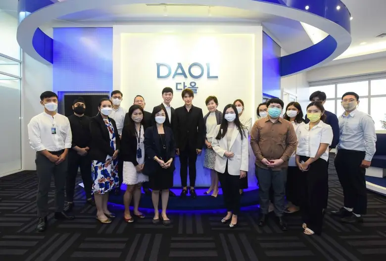 นายแพทย์อภิรุจ ทองวัฒน์ (ที่ 4 จากซ้ายแถว...