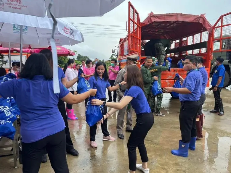 รมว.คลัง ให้เกียรติ  SME D Bank ร่วมมอบ 'ถุงยังชีพ'  บรรเทาความเดือดร้อนผู้ประสบภัย "พายุโนรู" พื้นที่ จ.ศรีสะเกษ  และ จ.อุบลราชธานี