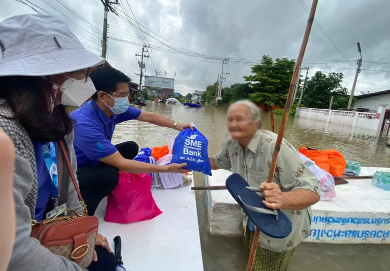 ธพว. ผนึก สคร. จัดกิจกรรมมอบ 'เสื้อชูชีพ-ถุงกู้ภัยทางน้ำ' สำนักเทศกิจ กทม. ประสานคลังจังหวัด ส่งต่อ 'ถุงยังชีพ' ช่วยเหลือผู้ประสบภัยน้ำท่วม จ.ปทุมธานี
