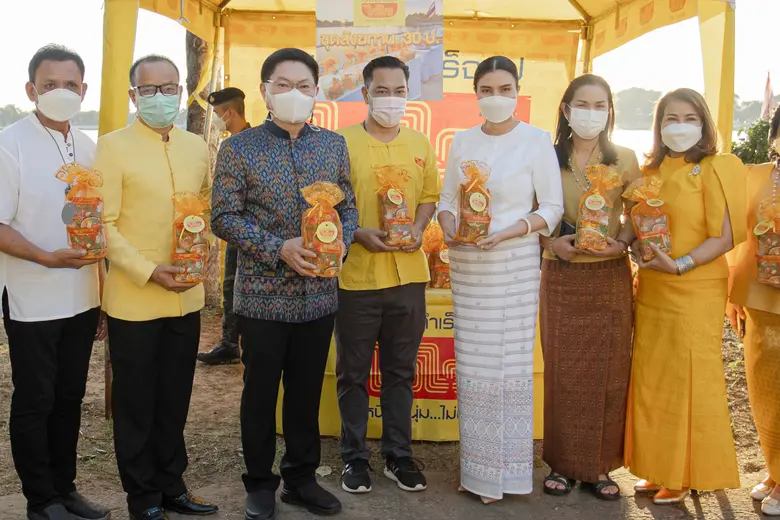 นายเมธาพร พุกพิบูลย์ (ที่ 4 ซ้าย) รองผู้จ...