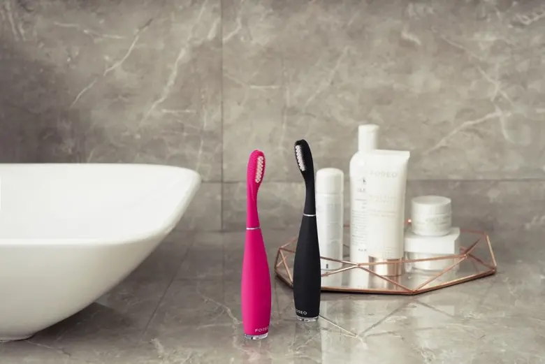 แพนเค้ก-เขมนิจ ชวนอวดรอยยิ้มสวยมั่นใจ ด้วยแปรงสีฟันซิลิโคนไฟฟ้า ISSA 3  นวัตกรรมใหม่เครื่องแรกของโลกจาก FOREO