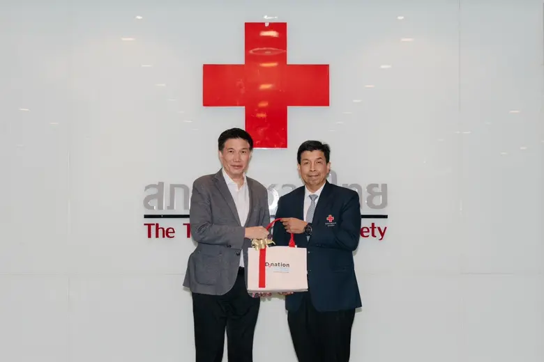 นายเวทิต โชควัฒนา (คนที่ 1 แถวหลังจากซ้าย...