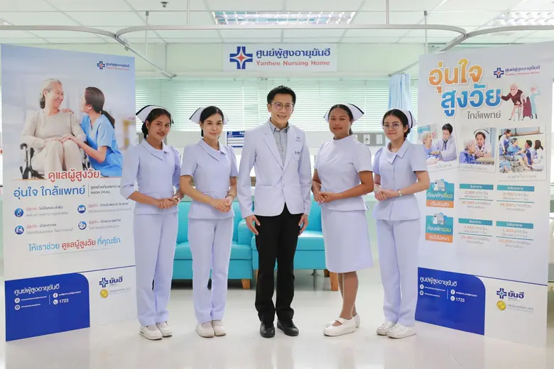 นายแพทย์ชวลิต หล้าคำมี (ที่ 3 ซ้าย) แพทย์...