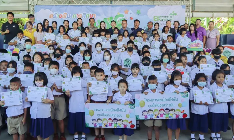 คุณณัฐพรรณ เหลืองวิริยะ (กลางขวา) กรรมการและรองกรรม...