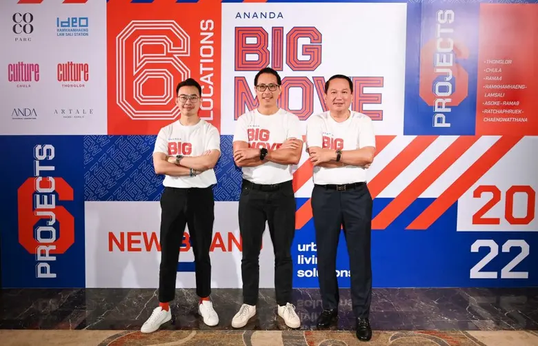 คุณชานนท์ เรืองกฤตยา (คนกลาง) ประธานเจ้าห...