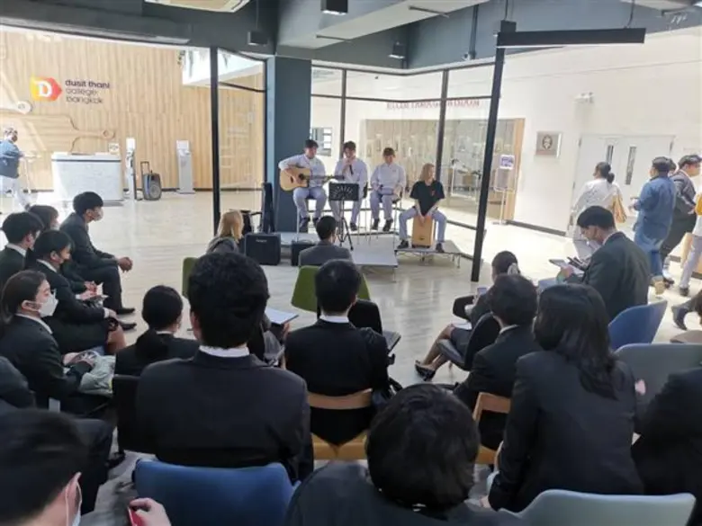 "๙ เพลงรำลึกถึงในหลวง ร.๙" การแสดงดนตรีรำลึกถึง ร.9 สะท้อนความสามารถอันหลากหลายของนักศึกษาวิทยาลัยดุสิตธานี