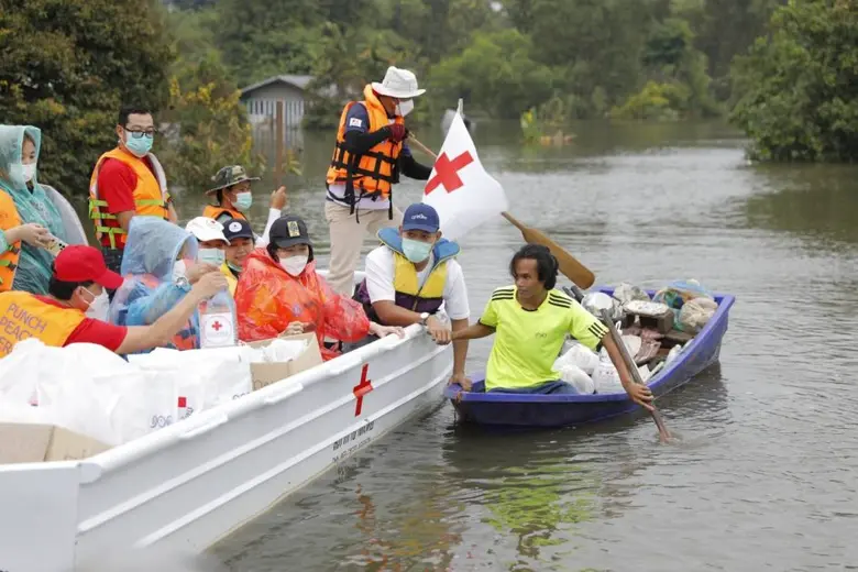 ซีพีแรม - ทรู - แม็คโคร ผนึกกำลัง ยืนหยัดเคียงข้างคนไทย เร่งลงพื้นที่จังหวัดอุบลราชธานี  ส่งมอบอาหารบรรเทาความเดือดร้อนประชาชนผู้ประสบภัยน้ำท่วมหนัก