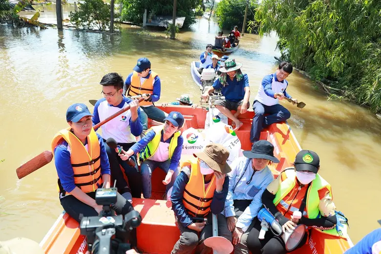 ช่อง 7HD ส่งทัพคนข่าว-นักแสดง ร่วมบรรเทาทุกข์-ส่งกำลังใจ ผู้ประสบอุทกภัยที่ราบลุ่มภาคกลาง-อีสาน ในโครงการ "7 สี ช่วยชาวบ้าน"