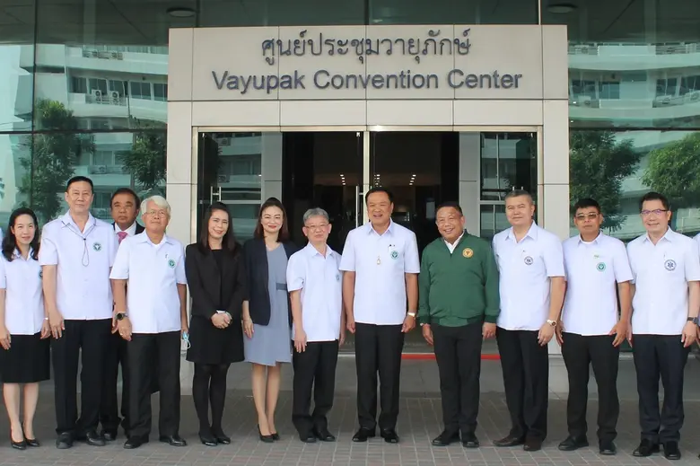 กาญจนา เรืองสิริวิชญกุล (ที่ 5 จากซ้าย) ผ...