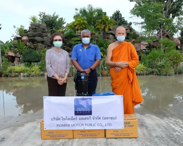 พระครูสิริปุญญาภิวัฒน์ (ขวา) เจ้าคณะอำเภอ...