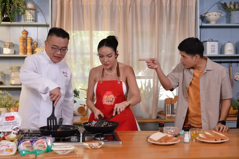ZENSE Entertainment ส่งตรงรายการใหม่ "YES! CHEF โอนะเตง" เนรมิตเมนูเชฟด้วยอุปกรณ์ครัวที่มีทุกบ้าน นัท นิสามณี  ยูทูบเบอร์สุดแซ่บขอประเดิมเมนู "แซนวิชทรัฟเฟิลแฮมชีส"