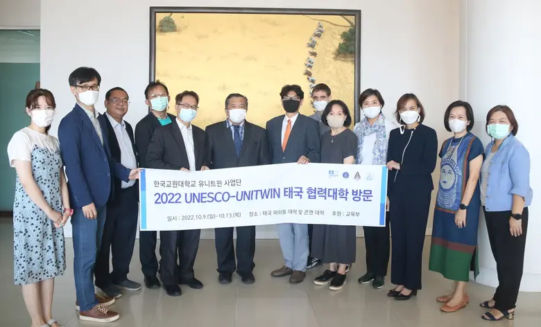 ศ.ดร.มนต์ชัย ดวงจินดา (ที่6จากซ้าย) รองอธ...