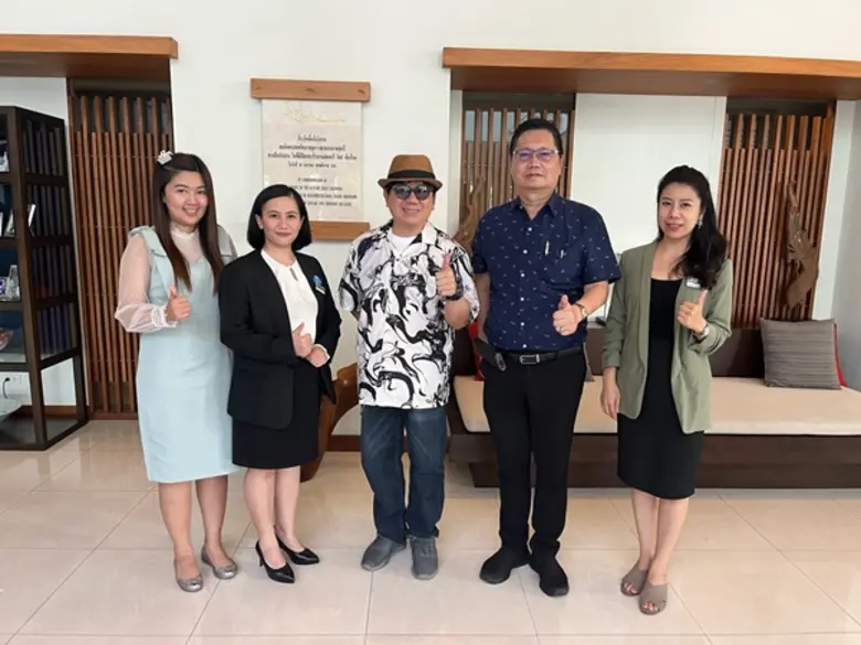 เศรษฐพงศ์ วรรธนะกุล (คนที่ 4 จากซ้าย) ผู้...