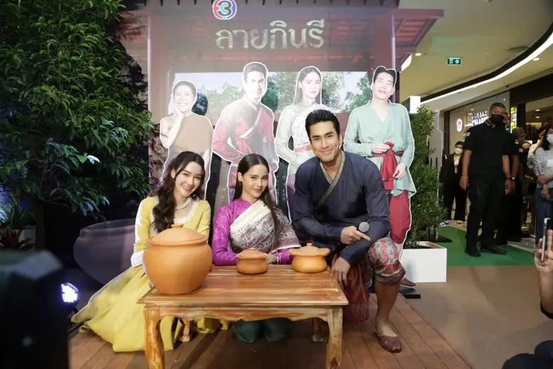 "ณเดชน์-ญาญ่า-เดียร์น่า" ทำห้างแตก! แฟน ๆ แห่ร่วมกิจกรรม "ส่อง AR ไขปริศนาลายกินรี"