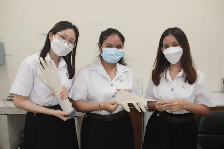 "ถุงมือฆ่าเชื้อจากยางพารา" ผลงาน 3 นักศึกษา มจธ. กวาด 2 รางวัลระดับชาติ  Thailand Innovation Awards 2022 และนวัตกรรมสายอุดมศึกษา (วช.)