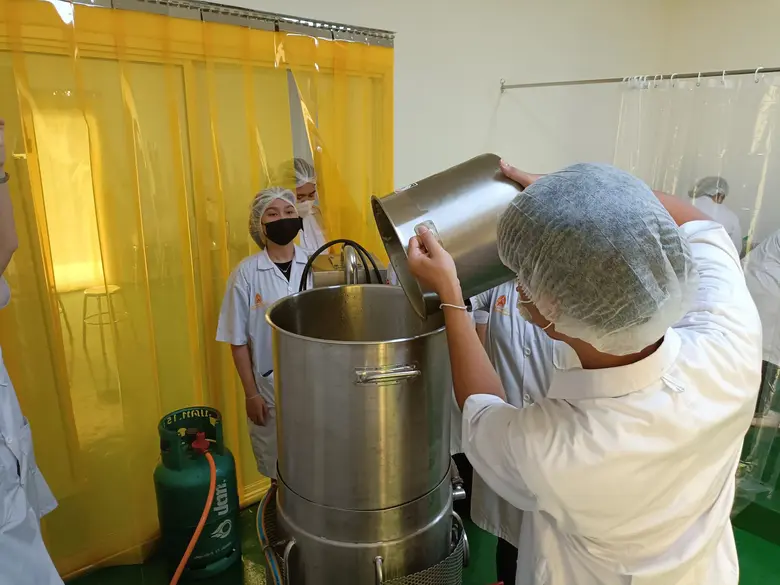 คณะอุตสาหกรรมเกษตร มจพ. เปิดให้นักศึกษาวางแผนและจัดการผลิตน้ำสับปะรดด้วยระบบ GMP พื้นฐาน