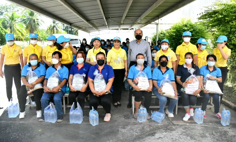 ก.แรงงาน จัดกิจกรรมจิตอาสามอบถุงยังชีพช่วยเหลือผู้ประสบอุทกภัยจังหวัดชัยนาทและสิงห์บุรี