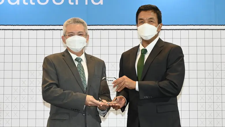 นายสุชัย กอประเสริฐศรี (ซ้าย) ประธานเจ้าห...