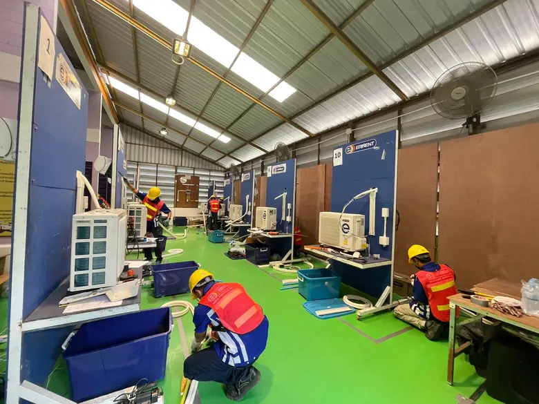 สถาบันพัฒนาฝีมือแรงงาน 17 ระยอง ร่วมกับ บริษัท อีมิแน้นท์แอร์ (ประเทศไทย) จำกัด ดำเนินการทดสอบมาตรฐานฝีมือแรงงานแห่งชาติ สาขาช่างเครื่องปรับอากาศในบ้านและการพาณิชย์ขนาดเล็ก ระดับ 1