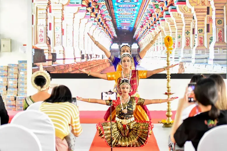 ดร.พีรพงษ์ ฟูศิริ รองอธิการบดีฝ่ายวิเทศสั...