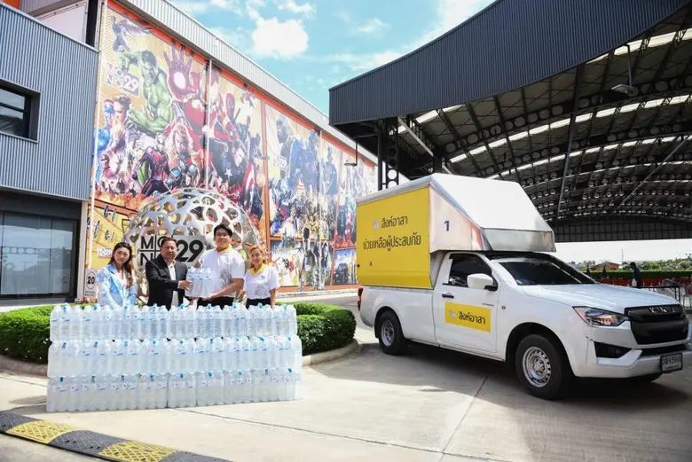 "สิงห์อาสา" สมทบน้ำดื่ม ร่วมโครงการ "ปันด้วยใจ สร้างรอยยิ้ม สู้ภัยน้ำท่วม"
