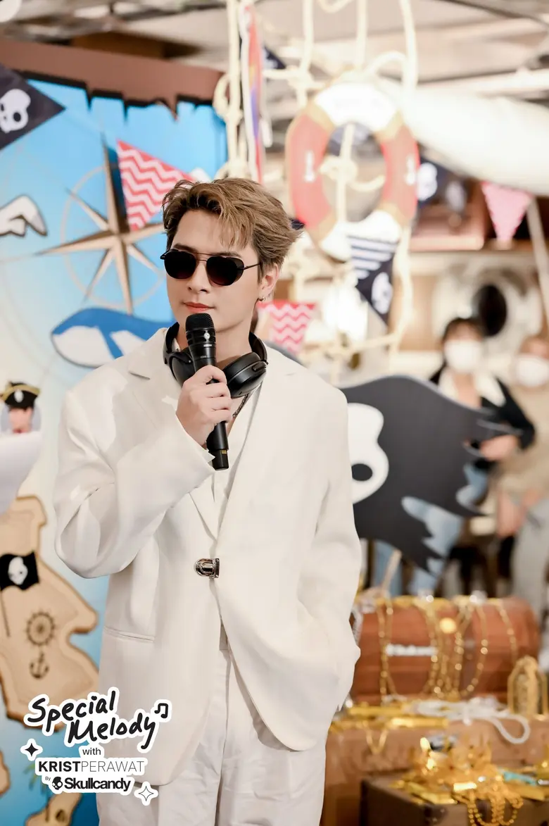 หนุ่มคริส พีรวัส ควงแขนแฟนคลับ Meet & Greet บนเรือหรู ที่งาน Special Melody With Krist Perawat by Skullcandy งานนี้หนุ่มคริส เจอแบรนด์และแฟนคลับซุ่มจัด Surprise วันเกิดล่วงหน้าทำเอาซึ้ง