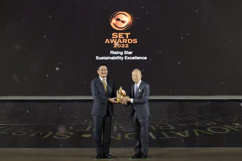 ณรงค์ สุทธิสัมพัทน์ ประธานกรรมการบริษัท เอ.เจ. พลาสท์ จำกัด (มหาชน) ได้รับรางวัล Rising Star Sustainability Awards จาก SET Awards 2022