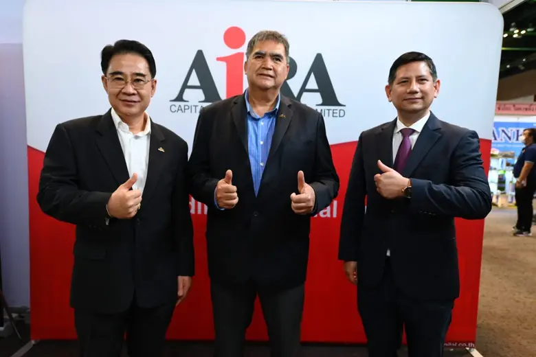 นายสุทธิพร ตัณฑิกุล (กลาง) กรรมการผู้จัดก...