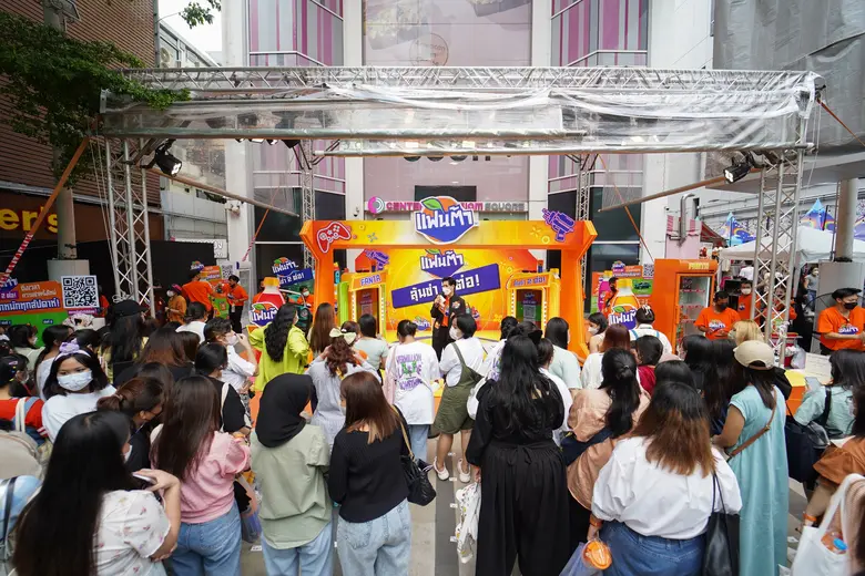 เครื่องดื่ม "แฟนต้า" และ "สไปรท์" โดย กลุ...