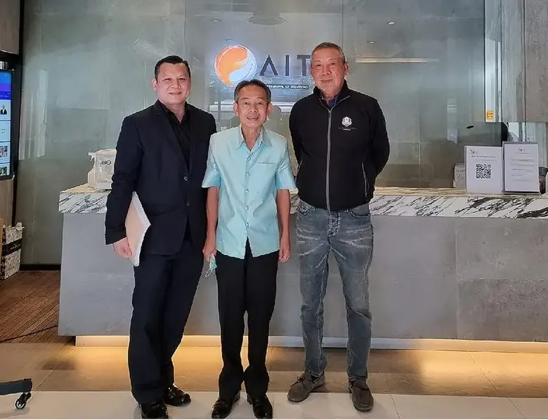 ดร.วรวุฒิ คงศิลป์ (ยืนขวาในรูป) Senior Partner, บจ....