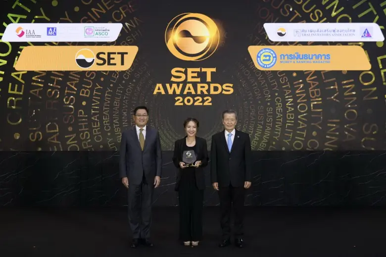 นางสาวติยาภรณ์ วนโกสุม (กลาง)กรรมการผู้จั...