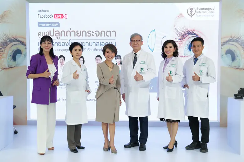 ภญ. อาทิรัตน์ จารุกิจพิพัฒน์ (ที่สามจากซ้...