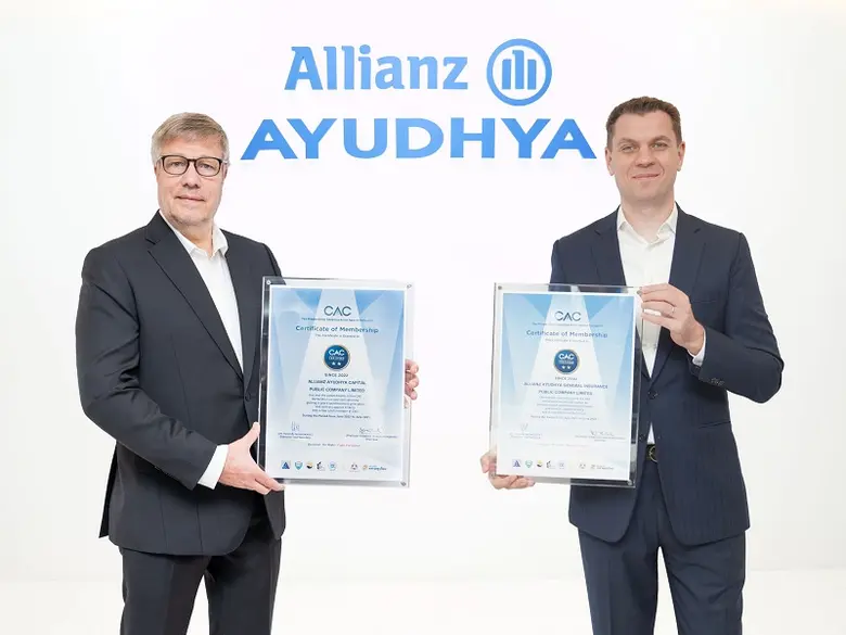 มร.โทมัส วิลสัน (ซ้าย) กรรมการผู้จัดการให...