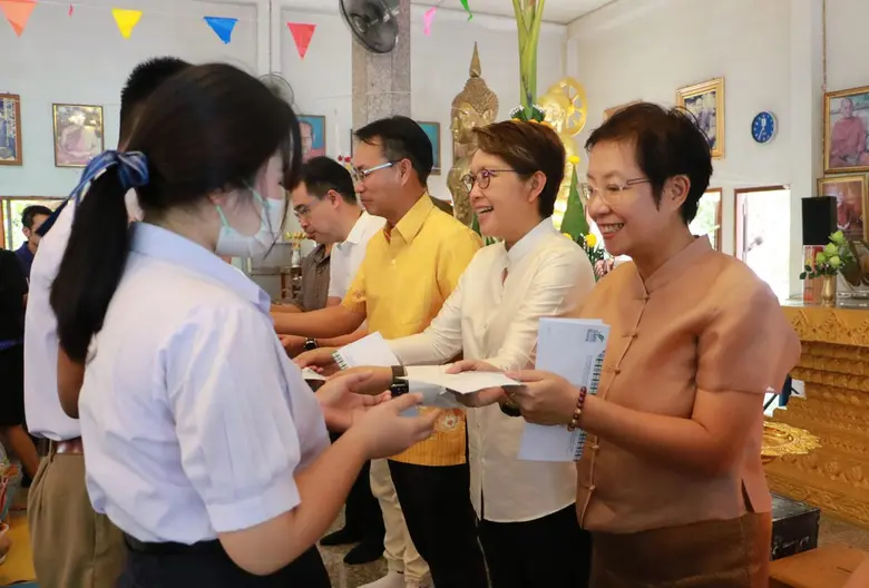 นางชนิสา ชุติภัทร์ กรรมการธนาคาร นางสาวนา...