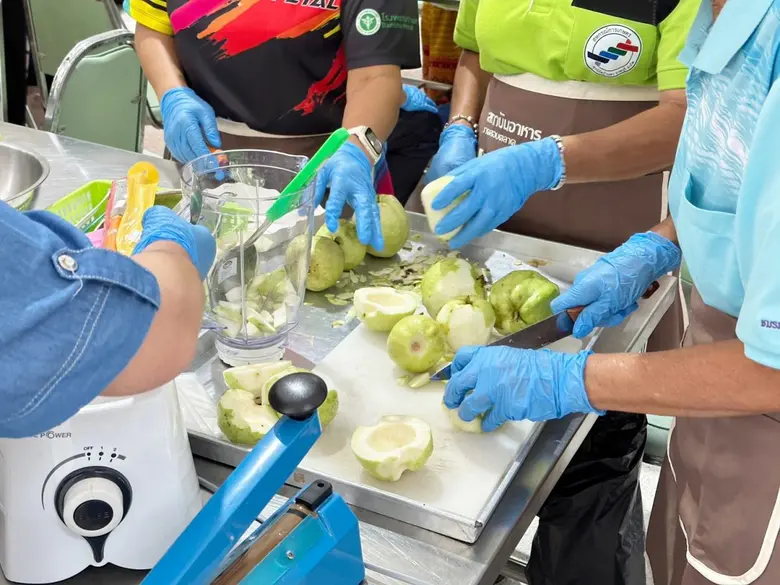 ดีพร้อม เดินหน้าหนุนเกษตรกร-วิสาหกิจชุมชน จ.ราชบุรี เพิ่มทักษะแปรรูปผลิตภัณฑ์ฝรั่ง สร้างมูลค่าเพิ่มด้วยเทคโนโลยีและนวัตกรรม