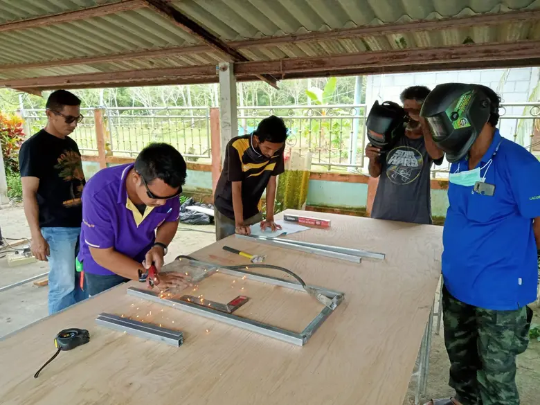 สพร.22 นครศรีฯ เตรียมความพร้อมด้านช่างเชื่อมรองรับการซ่อมบำรุงโรงเรือนทางการเกษตรและที่อยู่อาศัยหลังจากประสบภัยน้ำท่วมในพื้นที่ตามโครงการพัฒนาพื้นที่ลุ่มน้ำปากพนังอันเนื่องมาจากพระราชดำริ