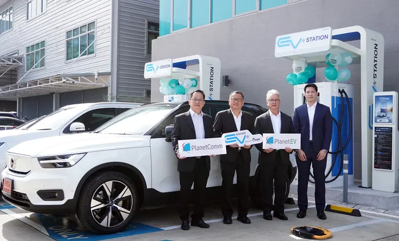 คุณประพัฒน์ รัฐเลิศกานต์ (ซ้ายสุด) ประธาน...