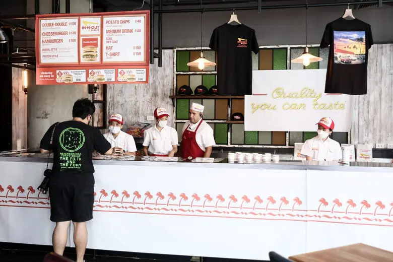 IN-N-OUT Burger เปิดบริการในแบบเอ็กซ์คลูซีฟ ที่ สยามดิสคัฟเวอรี่  สร้างปรากฏการณ์คิวนักชิมแน่นสยาม