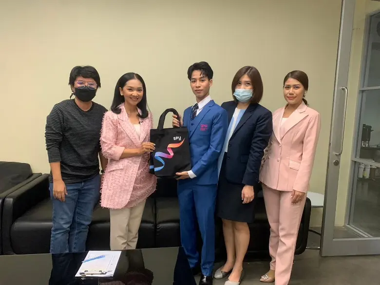 ธาม ทัพพะรังสี นศ.ม.ศรีปทุม ตัวแทนเยาวชนไทย จาก APEC Voice of the future 2022 ให้สัมภาษณ์สด ในรายการ "วันใหม่วาไรตี้" ทางสถานีโทรทัศน์ THAI PBS