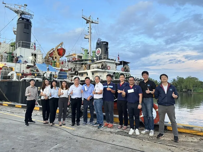 คุณอำนวย จิรมหาโภคา (ที่ 5 จากซ้าย) ผู้ช่...