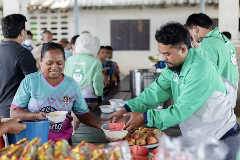 LINE MAN "ปันอิ่มสุข" ยกขบวนไรเดอร์ส่งต่อมื้ออิ่มสู่ชาวบ้านชุมชนภูเก็ต