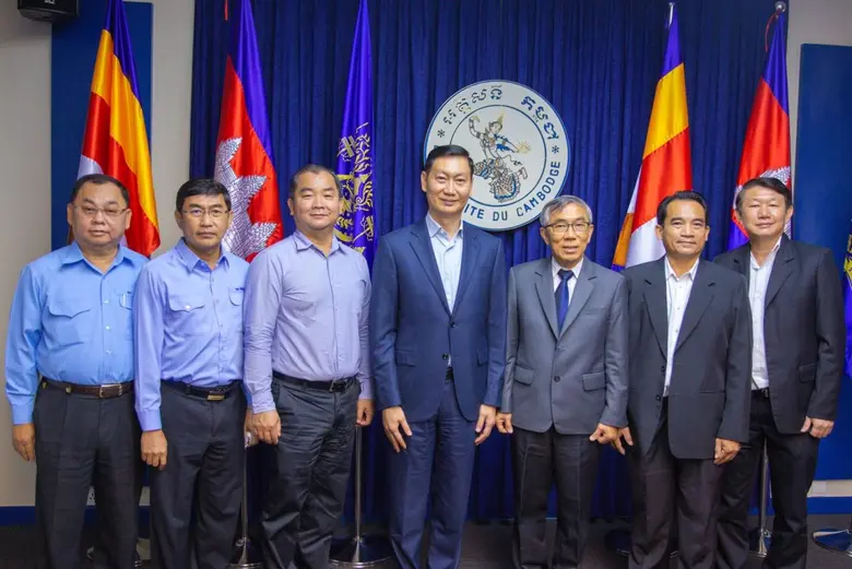 นายวิทูร เจียมจิตต์ตรง (ที่ 5 จากซ้าย) ปร...