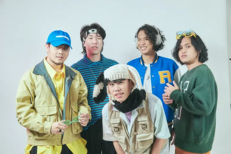 เด็กหนุ่มห้าคนจากชมรสมดนตรีของมหาวิทยาลัย...