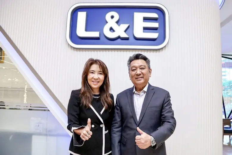 คุณอนันต์ กิตติวิทยากุล (ขวา) ประธานเจ้าห...