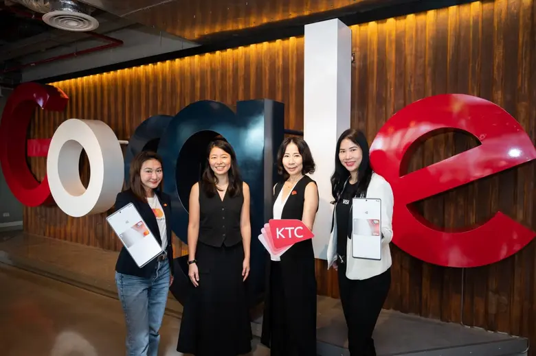 นางพิทยา วรปัญญาสกุล (กลางขวา) ผู้บริหารส...