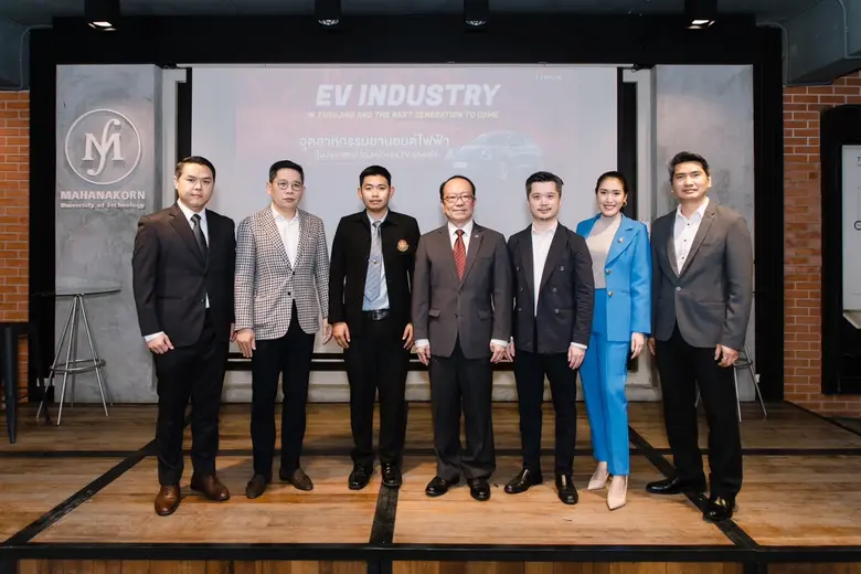 นายครรชิต ไชยสุโพธิ์ (กลาง) รองประธานฝ่าย...